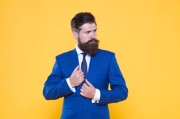 Exitoso hombre de negocios gerente superior. Concepto de hombre de negocios. Un hombre de negocios seguro y guapo barbudo vestido de traje formal. Empresario motivado serio. Estrategia de negocios. Brutal simplicidad de pensamiento —  Fotos de Stock