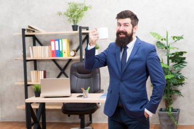 Kahve her zaman iyi bir fikirdir. Güne kahveyle başlayın. Kahve rahatlatıcı mola. Patron enerji içeceği zevk. Kafein bağımlısı. Adam sakallı işadamı kupa standı ofis tutun. Başarılı insanlar kahve içer