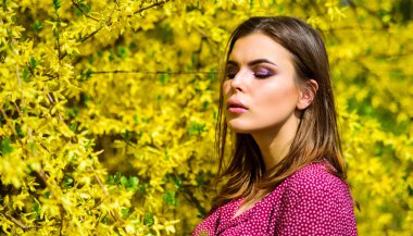 Bahar tazeliği. Çiçek açan ağaçlar çiçekleri. Doğal güzellik. Güzel kadın cilt bakımı. Doğal kozmetik konsepti. Makyaj cilt bakımı. Doğayla uyum içinde bir kız. Doğal çevre organik kozmetik