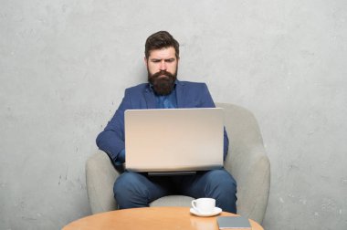 İşadamı iş dizüstü bilgisayar. Adam iş ofisinde kahve içer. İş e-postası yanıt. Dijital pazarlama. İnternette sörf yapıyorum. Online satın alın. Proje yöneticisi. İş yazışmaları. Modern işadamı