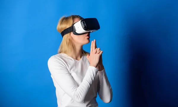 Fiatal nő használ egy virtuális valóság headset. Nő használ VR készülék. Személy virtuális valóság sisak izolált kék háttér. Hálózati VR. — Stock Fotó