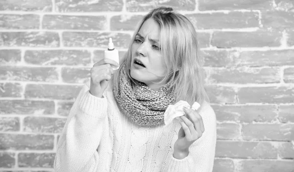 Med nästäppa. Lider av astma eller allergisk rinit. Sjuk kvinna injicera droppar i näsan. Söt kvinna omvårdnad nasal förkylning eller allergi. Söt flicka med rinnande näsa holding näsdroppar — Stockfoto