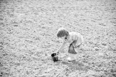 dünya günü. yeni bir hayat. yaz çiftliği. sağlık ve ekoloji. ekoloji yaşamı. insan ve doğa. mutlu çocuk bahçıvan. botanik işçisi. Bahar mevsimi. küçük çocuk bir çiçek dikim. En sevdiğim çiçektir.