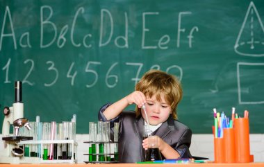 Mutlu çocukluk. Mikroskop ve test tüpleri okul sınıfına yakın çocuk. Bilgi kavramı. Bilgi günü. Çocuk biyoloji kimyası okuyor. Temel bilgi ilköğretim eğitimi. Eğitim deneyi