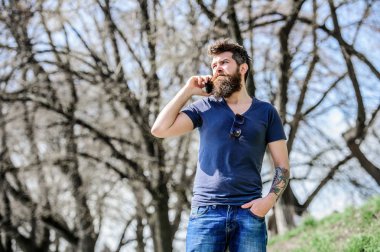 Şu anda müsait değil. Cep telefonu kullanarak sakallı Hipster. Sakallı adam arıyor. Sakallı adam cep telefonunu arar. İletişim kavramı. Daha sonra aramayı dene. Yönlendirilmiş arama. Dinleme iletisi