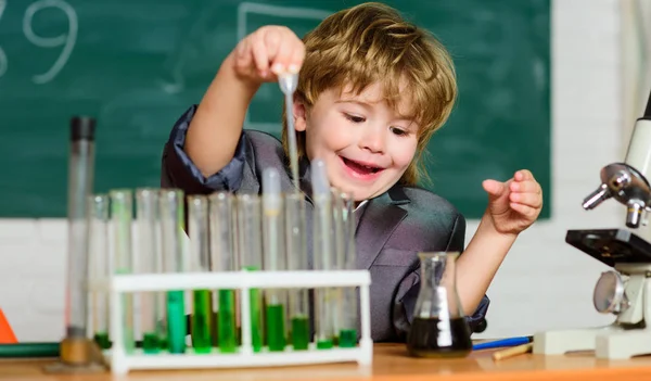 생물학 학교 실험실 장비. 학교 실험실에서 화학을 배우는 작은 아이. 초등학교 에서 어린 소년. 레슨에서 어린 소년. 학교로 돌아갑니다. 행복한 아이. 전문적인 선택 — 스톡 사진