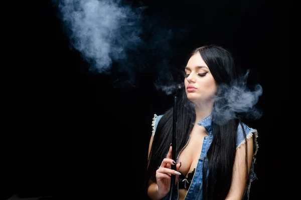 Dépendance à la nicotine. attrayant gros seins brunette fumeur vaping dispositif. Fille vapotage. Bar à narguilé. Une cigarette électronique. Mode fille vapotage. Détente avec narguilé. Nuage blanc de fumée. Vaping est sexy — Photo