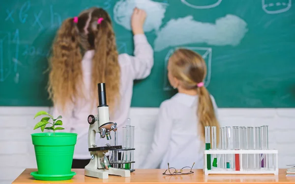 Věda je důležitá. Laboratorní škola. Školní děti ve vědecké učebně. Mikroskopické a laboratorní vybavení. Laboratoř na základní škole. Vědecká laboratoř pro školu a školství — Stock fotografie