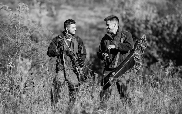 Forças do exército. Camuflagem. Amizade de caçadores de homens. Habilidades de caça e equipamento de armas. Como transformar a caça em passatempo. Moda militar uniforme. Caçadores de homens com espingarda. Acampamento. conversa amigável — Fotografia de Stock