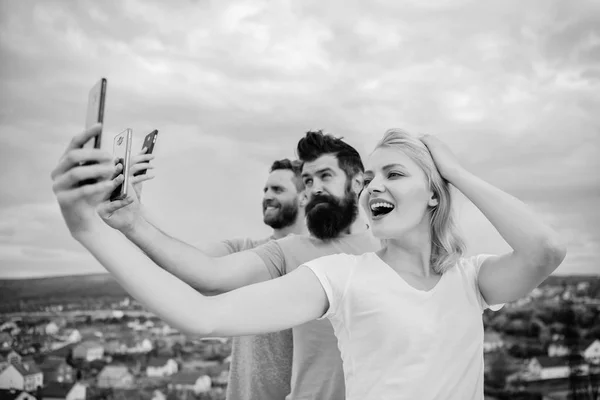 Felices mejores amigos tomando selfie con cámara. Amigos en el teléfono. — Foto de Stock
