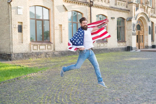 Szczęśliwy, że naturalizowany w Stanach Zjednoczonych. Brodaty mężczyzna zyskuje obywatelstwo USA. Obywatel amerykański obchodzi Dzień Niepodległości. Prosząc o obywatelstwo. Wiele obywatelstwa. Obywatelstwo narodowe — Zdjęcie stockowe