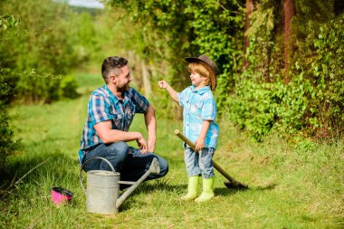 küçük çocuk çocuk tarım baba yardım. Eko çiftlik. Baba ve oğlu çiftlikte kovboy şapkalı. sulama olabilir, pot ve kürek. Bahçe ekipmanları. mutlu dünya günü. Aile ağacı hemşireliği. Pozitif çiçekçi