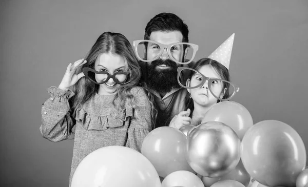 Está a ficar engraçado. Família de pai e filhas vestindo óculos de festa. Pai e menina crianças desfrutando de tempo de festa. Família feliz comemorando festa de aniversário. Festa familiar. Ter uma celebração familiar — Fotografia de Stock