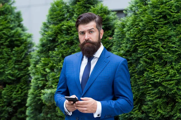 Αίτηση για επιχείρηση. Άντρας επίσημο κοστούμι χρήση κοινωνικών δικτύων εφαρμογή. Ηλεκτρονική υπηρεσία και εφαρμογή. Σύγχρονες τεχνολογίες. Επιχειρηματίας καλά καλλωπισμένο Man κρατήσει smartphone. Τύπος σέρφινγκ ίντερνετ — Φωτογραφία Αρχείου