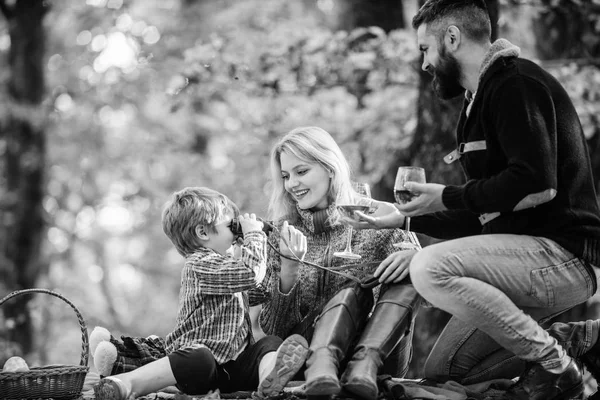 Große Freude. Mutter, Vater lieben ihr kleines Kind. glücklicher Sohn mit Eltern entspannen im Herbstwald. Herbstwetter. Weintrinken. Frühlingsstimmung. glücklicher Familientag. Familienpicknick. Warmer Tag — Stockfoto