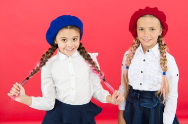 Fransızca öğrenmek. Üniformalı mutlu çocuklar. dostluk ve kardeşlik. En iyi dostlar. Fransız bereküçük kızlar. Yurtdışında eğitim. çocuk modası. Uluslararası değişim okulu programı. okul arkadaşları