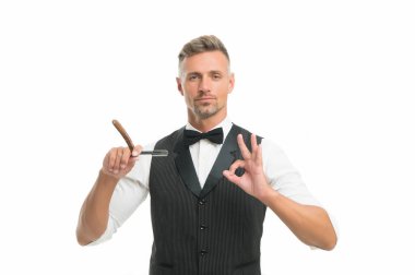 Mükemmel berber. Berber elinde klasik berber aleti tutuyor. Jilet retro berber dükkanı olan bir adam. Berber dükkanında sakallı bir hippi. Erkek kuaför kuaför tıraş salonu. Beyefendiye berber servisi.