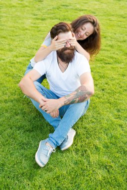 Basit mutluluk. Aşık çift yeşil çimlerde rahatlatıcı. Eğlenceli kız arkadaşı ve erkek arkadaşı kalma. Çift ilişkileri hedefleri. Ruh eşleri en yakın insanlar. Çiftler doğada zaman geçirirler. Güzel çift açık havada