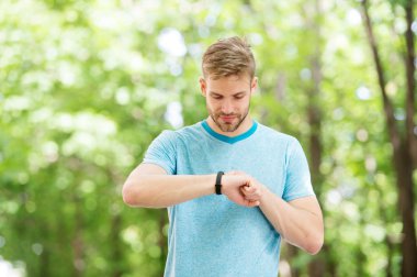Akıllı fitness. Fit atlet spor izlemek ile onun fitness aktivitesi izleme. Yakışıklı atlet açık eğitim sırasında fitness izci kullanarak. En iyi fitness cihazı ile sağlığını izleme