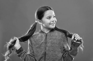 Pratik öneriler çocuklar için saç modeli yapmak. Aktif yaşam tarzı için rahat saç modeli. Büyüleyici güzellik. Uzun muhteşem saçlı kız etkin çocuk. Güçlü ve sağlıklı bir saç kavramı. Nasıl kıvırcık saç tedavisi için