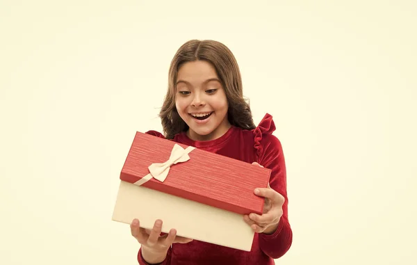 Me siento tan emocionada. Niño niña en vestido elegante celebrar caja de regalo fondo blanco. Una niña emocionada por desempacar su regalo. Pequeña linda chica recibió regalo de vacaciones. Los mejores juguetes y regalos de Navidad —  Fotos de Stock