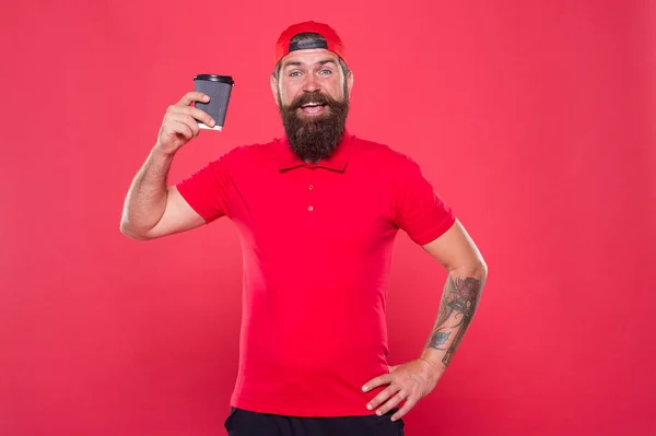 Joyeux barista. Homme barbu hipster chapeau rouge uniforme tenir tasse de café en papier. Barista recommande boisson caféine. Poste de barista. Le personnel du café voulait. Barista préparé boisson pour vous — Photo