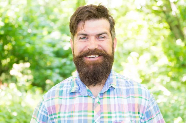 Randonnée et voyage. Unis avec l'environnement. Beau bûcheron. Homme barbe et moustache dans la forêt d'été. Concept vacances d'été. Homme barbu hipster fond d'arbres verts. Guy se détendre en été nature — Photo