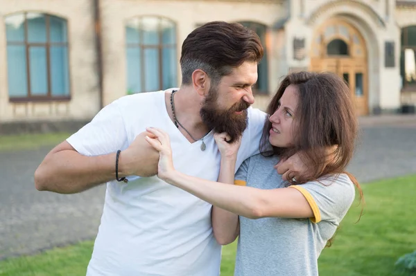 Sluta. Brutal hipster slåss med vacker kvinna. Vålds koncept. Våld mot kvinnor. Stoppa våld social rörelse. Våld och aggression — Stockfoto