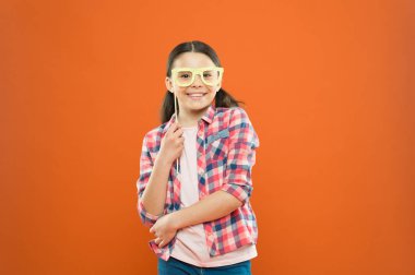 Fotoğraf kabini sahne ile eğlenin. Eğlenceli bir ruh hali. Sadece eğlenmek istiyorum. Mutluluk ve neşe. Yaz tatilleri. Eğlence ve mizah. Kız çocuk eğleniyor. Eğlence konsepti. Uluslararası çocuk günü