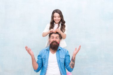 Saç modelini değiştir. Sağlıklı bir açıklık dozuyla her baba kız yetiştirmede başarılı olabilir. Komik saç modeli oluşturun. Çocuk saç modeli stil baba sakal yapma. Ebeveyn olmak, çocuk ilgi alanları için mevcut olmak anlamına gelir