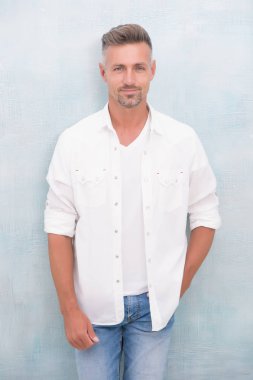 Berber dükkanı konsepti. Kır saçlı. Berber kuaförü. Adam olgun, iyi görünümlü bir model. Maço olmak ne demek? Tüylü ve sakallı. Doğal güzellik. Çekici, bakımlı bir yüz kılı.