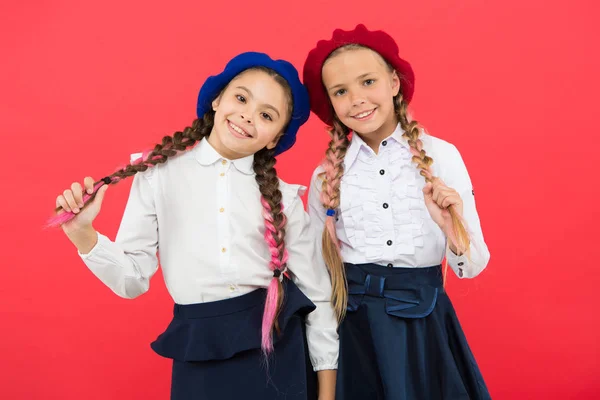 Kleine Mädchen mit französischer Baskenmütze. Glückliche Kinder in Uniform. Freundschaft und Geschwisterlichkeit. beste Freunde. Ausbildung im Ausland. Frankreich. internationales Austauschschulprogramm. Schulfreunde. Schule der Künstler — Stockfoto