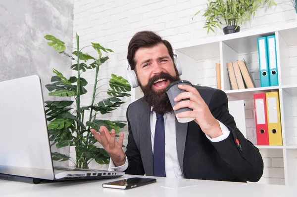 Regelmäßiger Morgen im Amt. Motivationsmusik. Viel Spaß. Gesangliches Hobby. Konzept der Stressresistenz. Manager entspannen bei Lieblingsmusik und Tasse Kaffee. Mann Büroangestellte hört Musik-Kopfhörer — Stockfoto