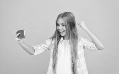 Bu sadece inanılmaz. Tarassut video üstünde hareket eden aygıt. Cep telefonu kullanan küçük kız. Küçük kız çocuğu ile smartphone. Çok güzel çocuk öğrenme yeni teknoloji. Şirin cep telefonu teknoloji Kullanıcı