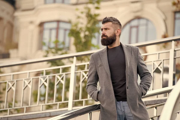 Traje casual y cómodo para la fecha de otoño. Hombre barbudo hipster aspecto elegante esperando a alguien. Un hipster de confianza. Hipster confiado esperando reunión al aire libre. barbudo hipster espera pareja —  Fotos de Stock