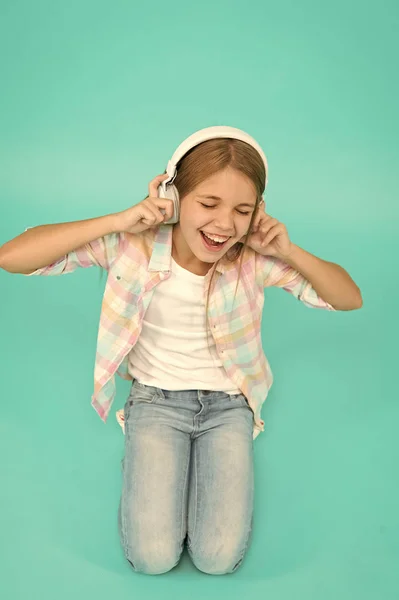 Dzieciństwa szczęścia. Odtwarzacz MP3. małe dziecko słuchać ebook, edukacja. dzieci dzień. Technologia audio. mała dziewczynka dziecko w słuchawkach. Słuchać muzyki. Piękno. Dobra muzyka zwiększa moją produktywność — Zdjęcie stockowe
