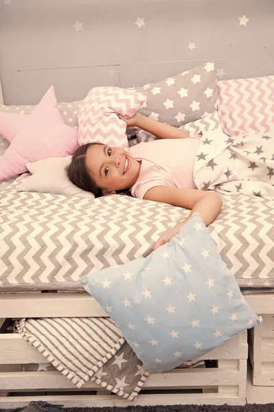 Petite mode d'enfant. Journée internationale de l'enfance. Le bonheur de l'enfance. petite fille enfant aux cheveux parfaits. Bonne petite fille. Beauté et mode. soirée pyjama. premier sommeil puis jouer — Photo