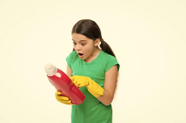 Material de limpeza. Menina em luvas de borracha para limpeza segurar grande garrafa de plástico fundo branco líquido sabão químico. Ajuda a limpar. Use o produto profissional para limpeza. Limpeza útil do produto — Fotografia de Stock