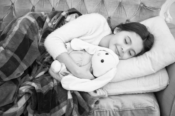 Small girl child. Sweet dreams. happy little girl sleep in bed. family and love. childrens day. Childhood happiness. Good night. Good morning. Child care. Sunday fun — Stock Photo, Image