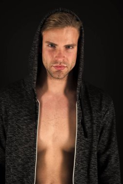 Güç ve erkeklik. Yakışıklı adam hoody giyiyor. Atletik göğüs kas adam. Kas göğüs atletik adamla. Genç atlet yerleştirmek. Seksi sporcu. Sağlıklı ve aktif yaşam tarzı
