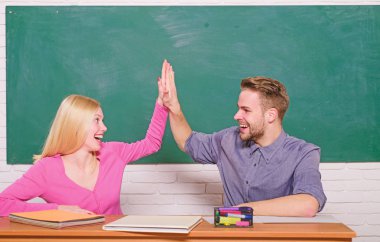 Üniversite hayatının tadını çıkarıyor. Kolej veya üniversite okuyor. Ücretsiz program uygulanır. Kaç arkadaş üniversite okuyan öğrenciler. Adam ve kız sınıfta masada otur. Onların aklında doğru cevap