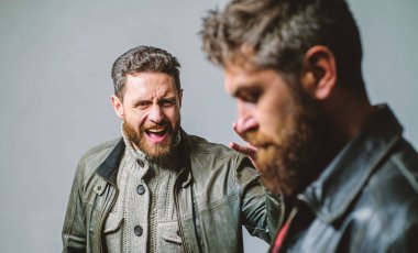 Showdown kavramı. Çatışma ve çatışma. Adam adam hissediyorum özür savunuyorlar. Kendimi suçlu hissediyorum. Başarısız ve yanlış anlama. Başarısız anlaşma iddia erkekler. Hata ve hayal kırıklığı. Hayal kırıklığına ortak iddia