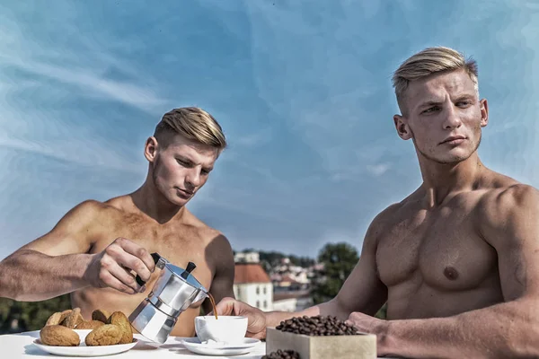 セクシーな胴魅力的なウェイター。男性の筋肉運動選手ボディビルダーはコーヒーを飲む。強い筋肉は男らしさのセクシュアリティを強調する。男性筋肉twines裸胴ホールドカップのコーヒー空の背景 — ストック写真