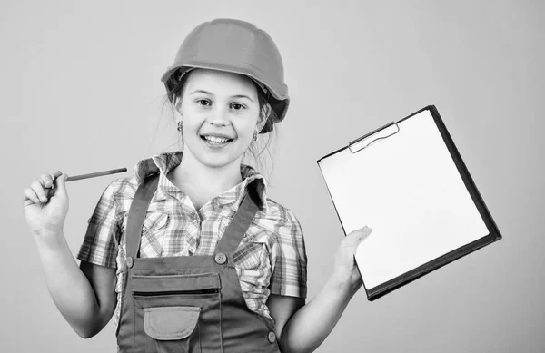 아이 빌더 소녀. 미래의 자신을 구축. 처음 자식 여자 하드 모자 작성기 노동자입니다. 아이 케어 개발. 안전 전문가입니다. 포먼 관리자입니다. 작성기 엔지니어 건축가입니다. 미래 직업 — 스톡 사진