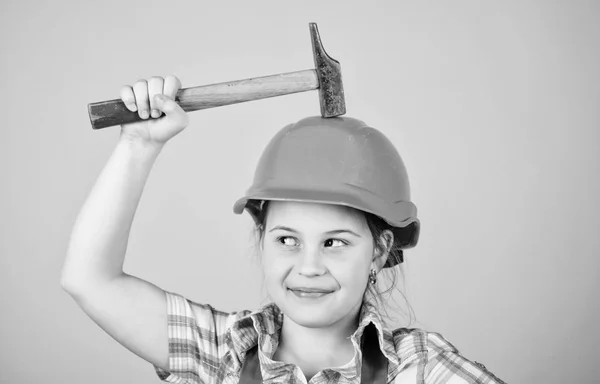 Niña con casco y martillo. Trabajadora de niños con gorra dura. niña pequeña reparación en el taller. Experto en seguridad. Profesión futura. Día del Trabajo. 1 de mayo. Inspector Foreman. Reparar. Maestro de reparación — Foto de Stock