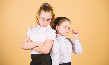 Mükemmel ve çalışkan bir kavram. Eğitim, kişinin okulda öğrendiklerini unuttuktan sonra geriye kalan şeydir. Kız okulu öğrencileri. Okula geri dön. Bilgi günü. Sınavı geç. Her şeyi biliyorlar.