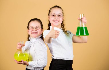 Büyüleyici bir deney. Temel bilgi. Bilgi günü. Liseli kızlar kimyasal sıvılarla arkadaş. Çocukluk ve yetiştirilme tarzı. Bilgi ve bilgi. Birlikte deney. Eğitim kavramı