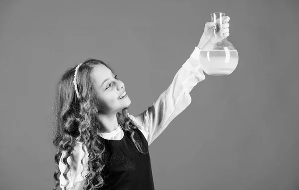 Vetenskaplig forskning i Lab. Liten skolflicka. barn studie bilogy lektion. tillbaka till skolan. utbildning och kunskap. Framtiden. liten flicka forskare med testkolv. Student förbereder sig för proven — Stockfoto