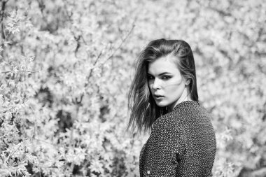 Doğayla uyum. Organik kozmetik. Moda makyajı. Yaz sezonu. Makyaj kozmetikleri. Bahar tazeliği. Doğal güzellik. Güzel kadın cilt bakımı. Doğal kozmetik konsepti. Makyaj cilt bakımı