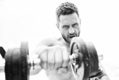 spor ekipmanları. Mükemmel altılı paket. Barbell ile egzersiz kaslı adam. atletik vücut. Halter spor salonu. fitness sağlık diyet. güçlü ab gövde ile adam sporcu. Steroid. Fitness adanmış